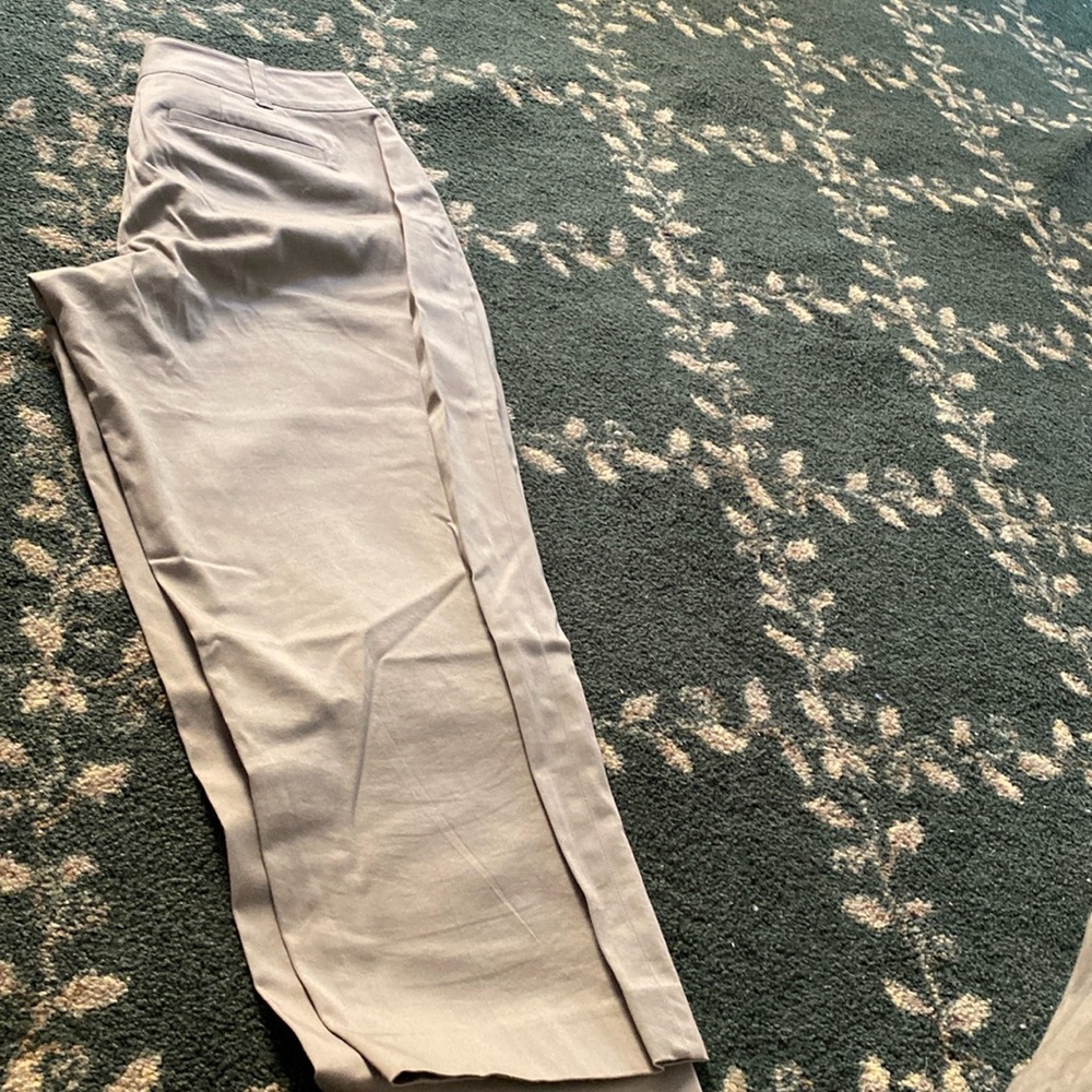 Light gray curvy capri pants